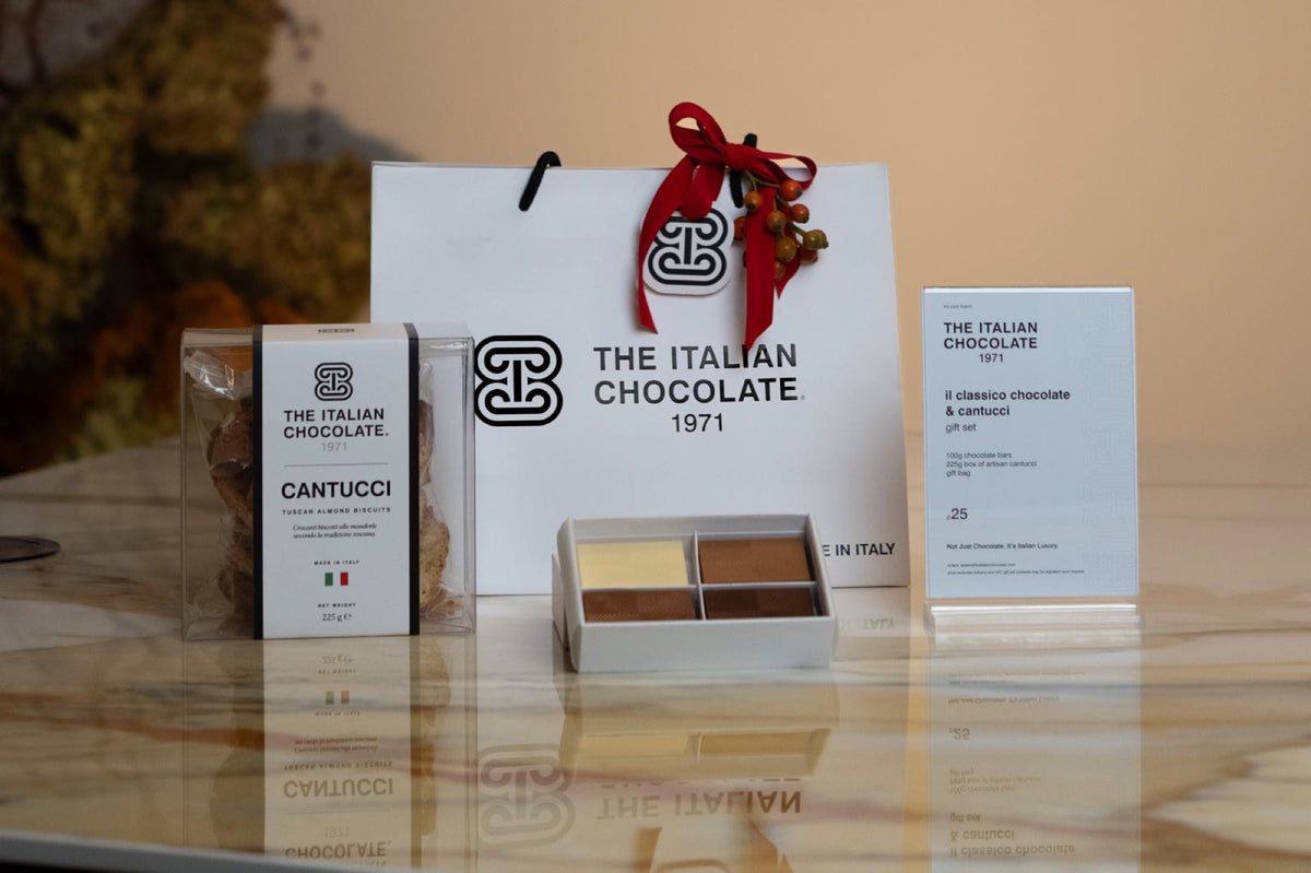 Il Classico gift set: The Italian Chocolate 1971 gift bag with red ribbon, a box of 4 filled chocolate bars and a 225 g box of cantucci