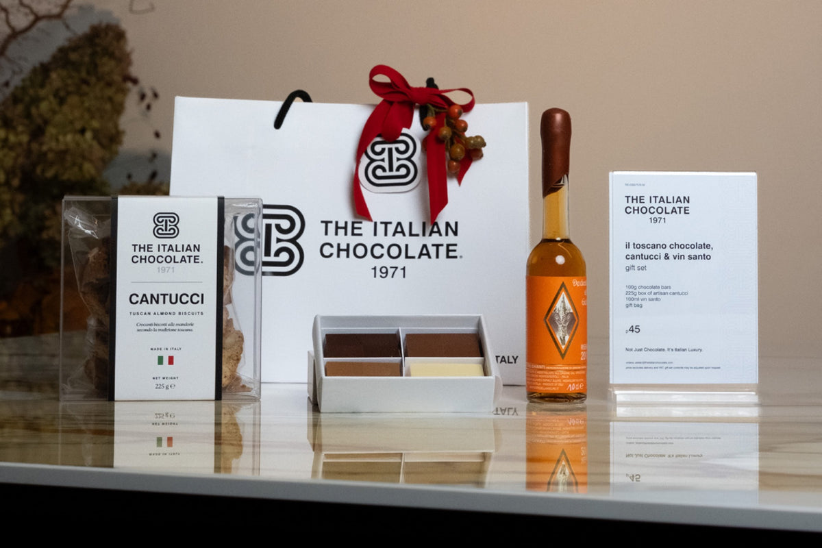 The Italian Chocolate 1971 Christmas gift set: gift bag with red ribbon, chocolate bars, cantucci and a bottle of Vin Santo